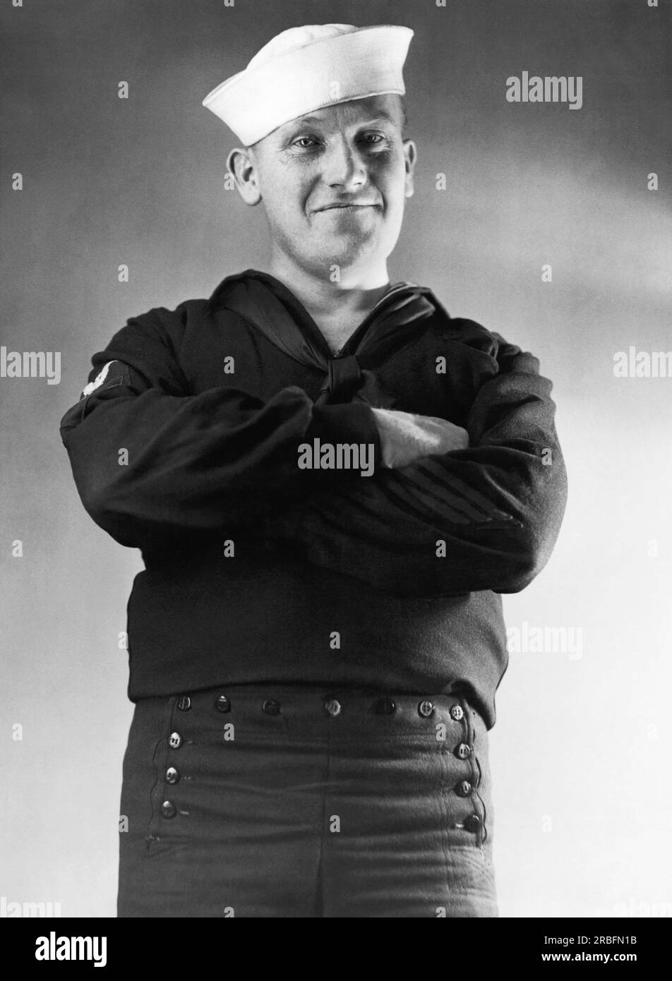 Vereinigte Staaten: c. 1927 Ein Mann der US Navy in seiner Uniform, die dreizehn Knöpfe an der Hose hat, einer für jeden der Originalstaaten. Stockfoto