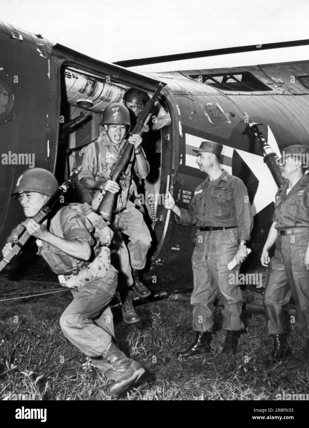 Vietnam: März 1962 vietnamesische Infanteristen strömen aus einem Piasecki H-21C Shawnee Hubschrauber als ihre USA Militärberater Ausbilder, sehen Sie sich das an. Stockfoto