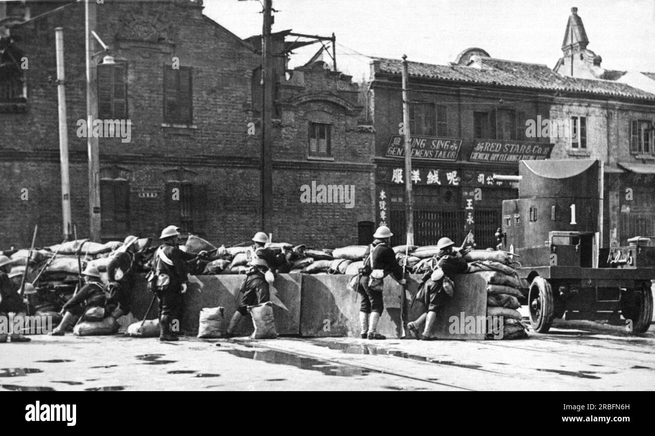 Shanghai, China: 22. Februar 1932, Eine Barrikade, errichtet vom Shanghai Freiwilligenkorps an der North Honan Road. Ein gepanzerter Wagen ist für Verstärkung da. Stockfoto