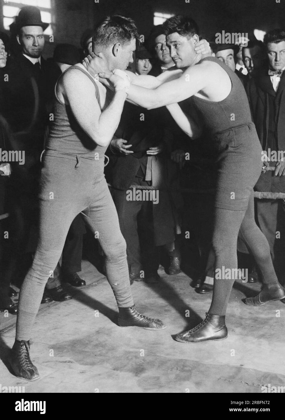 Westchester County, New York: März 1916 Boxer Frank Moran trainiert für seinen Kampf im Schwergewicht mit Jess Willard. Hier sieht man ihn beim Ringen mit dem Boxer Frank Kendall im Trainingslager Dal Hawkins Roadhouse. Stockfoto