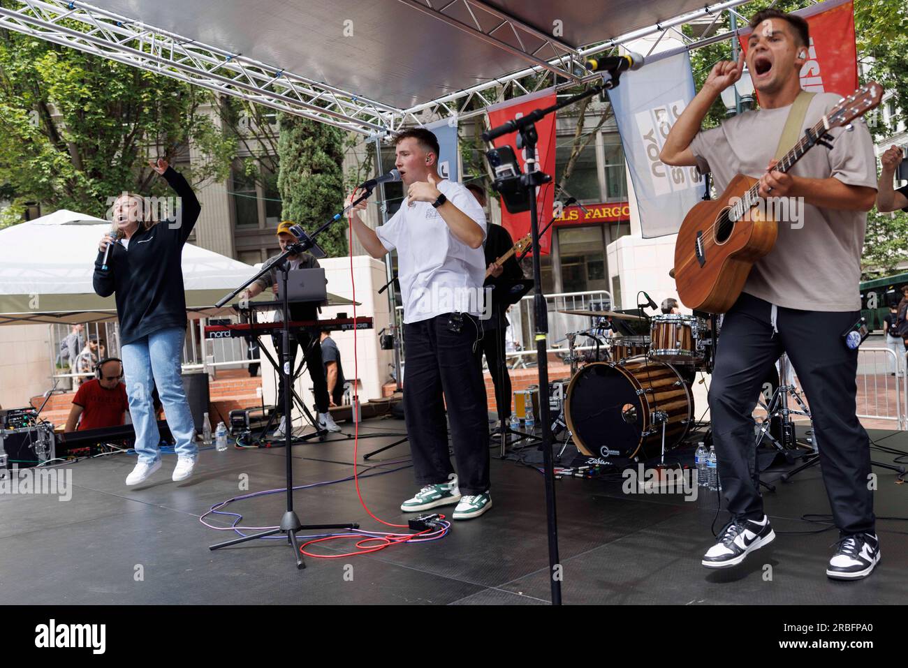 Portland, USA. 08. Juli 2023. Eine Band spielte während der Rallye Christian Rock and Roll. Die United Revival Ministries veranstalteten am 8. Juli 2023 am Pioneer Square in Portland, Oregon, einen „Jesus March“, bei dem mehrere Tausend Menschen sangen, beteten und dann marschierten. Ihre Botschaft war, dass nur Jesus und das Christentum Portland und die Vereinigten Staaten retten konnten. (Foto: John Rudoff/Sipa USA) Guthaben: SIPA USA/Alamy Live News Stockfoto