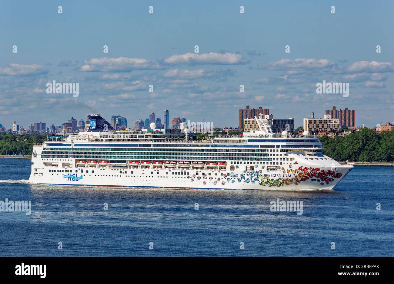 Norwegian Cruise Line's Norwegian Juwel, Abfahrt vom Hafen von New York mit Bay Ridge, Brooklyn als Kulisse, unter hellem Himmel. Stockfoto