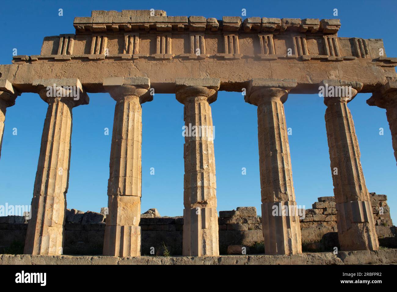 Ruinen des griechischen Tempels C - auf der Akropolis, der auf einem Hügel gelegenen Zitadelle der Stadt Selinunte - Selinus - im äußersten Westen von Sizilien, Italien Stockfoto