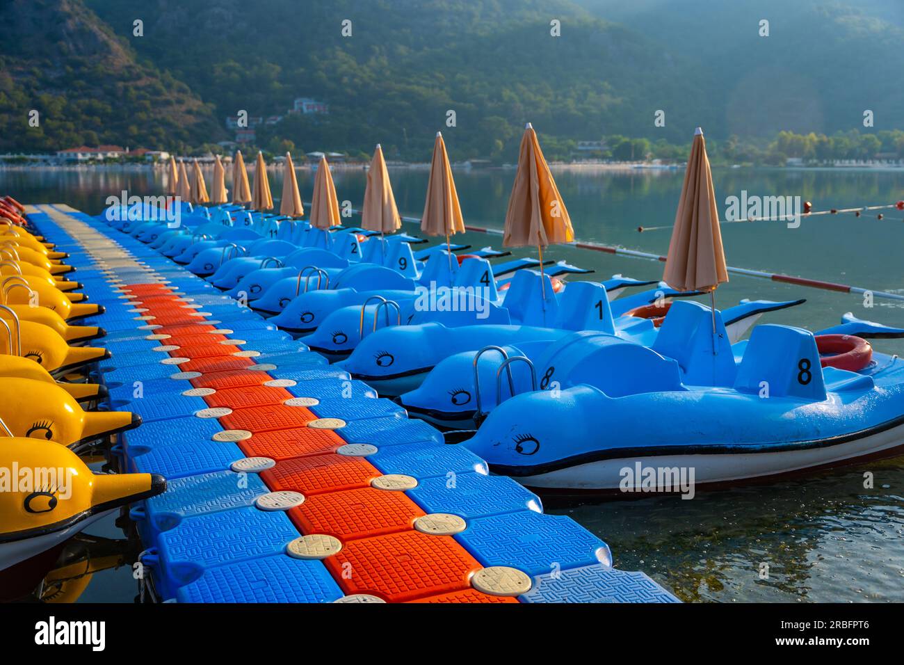 Farbenfrohe Katamarane am Strand von Oludeniz ohne Menschen am Morgen Stockfoto