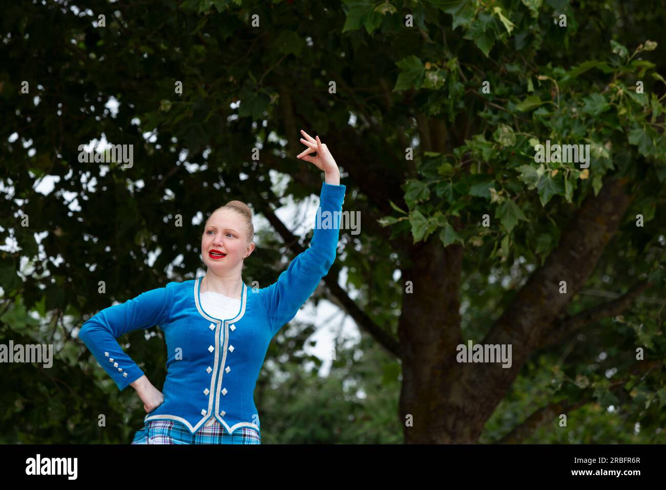 Eine junge Frau tritt am Samstag, den 8. Juli 2023, bei den Skagit Valley Highland Games in Mount Vernon, Washington, Highland Dance auf. Stockfoto