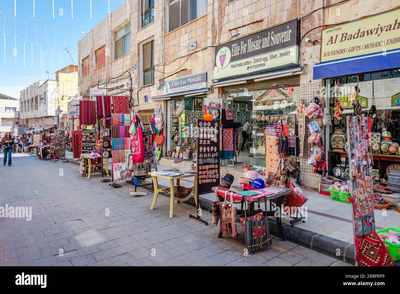 Blick auf Geschäfte, die Souvenirs im Zentrum von Madaba, einer Stadt in Jordanien, verkaufen. Stockfoto