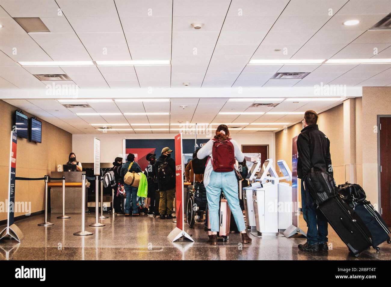1-03-2022 Passagiere von Tulsa USA stehen nach den Weihnachtsferien am Flugsteig an – Selektive Fokussierung Stockfoto