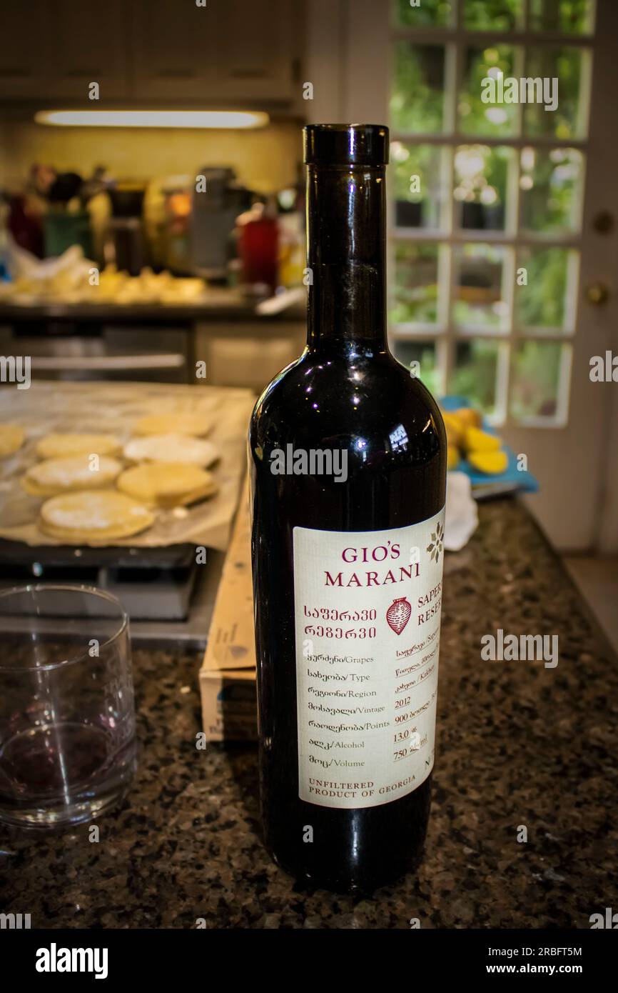 07 30 2020 Tulsa USA   Eine Flasche georgianischen Wein - GIOS Marani - reifte in einem Fass und wurde in die USA gebracht, während sie auf einem Küchenschrank saß und kochte Stockfoto