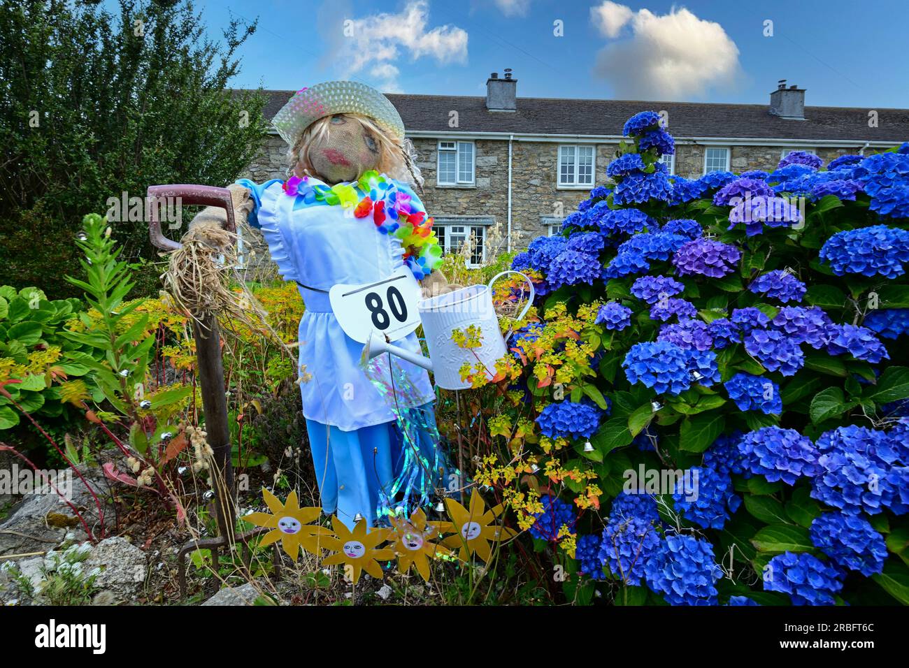 Vogelscheuchen, stithianer, Stadt, Gärten, Stroh, Hüte, Kleidung, Blumen, hausgemacht, Wettkampf, Jährlich, Lockvogel, Schaufensterpuppe, Mensch, Form, Konsistenz, humanoid, Stockfoto