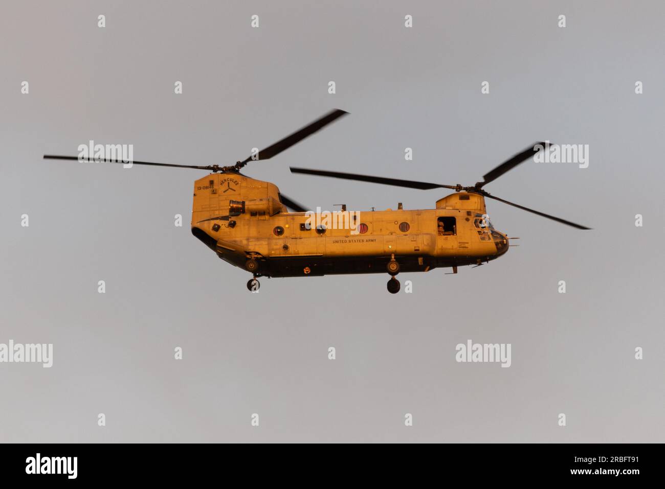 Flughafen Stansted, Essex, Großbritannien. 9. Juli 2023. US-Präsident Joe Biden wird am Abend am Flughafen Stansted landen, bereit für Treffen mit Premierminister Rishi Sunak und König Charles III am Montag. Ein Sikorsky VH-3D Sea King VIP Transport gehört zu der Gruppe von Hubschraubern, die am Flughafen angekommen sind und den Präsidenten über Nacht zum Winfield House in London bringen. Mit dem Präsidenten an Bord wird der Hubschrauber das Rufzeichen „Marine One“ verwenden. Andere Militärhubschrauber werden Sicherheitseskorte bereitstellen. Boeing CH-47 Chinook Stockfoto