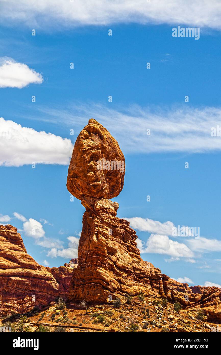 Seltsam geformter Turmfelsen, der in den Himmel ragt, im Arches-Nationalpark in den USA Raum für Text Stockfoto