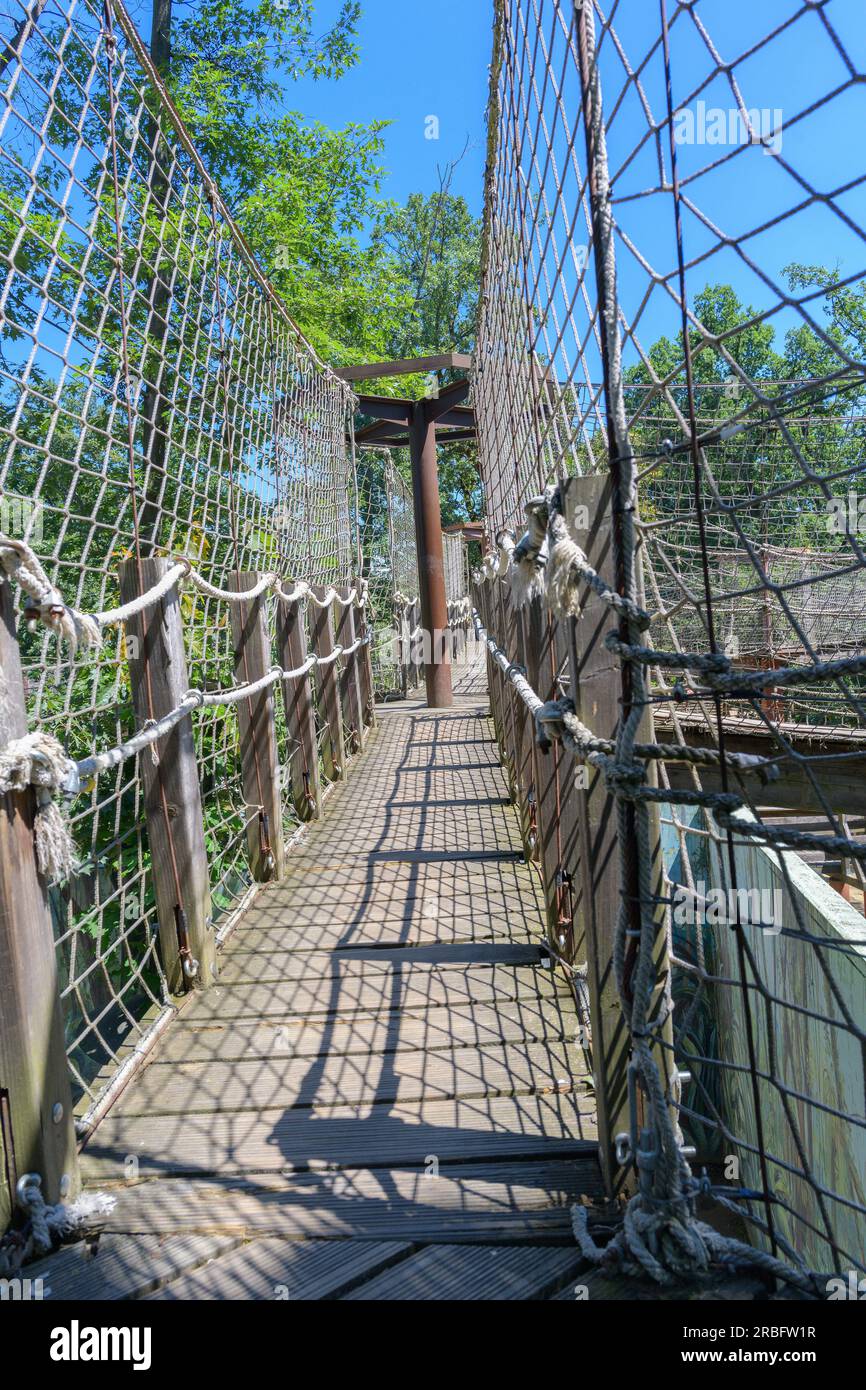 Die Wege im Zoo sind mit einem Netz eingezäunt. Stockfoto