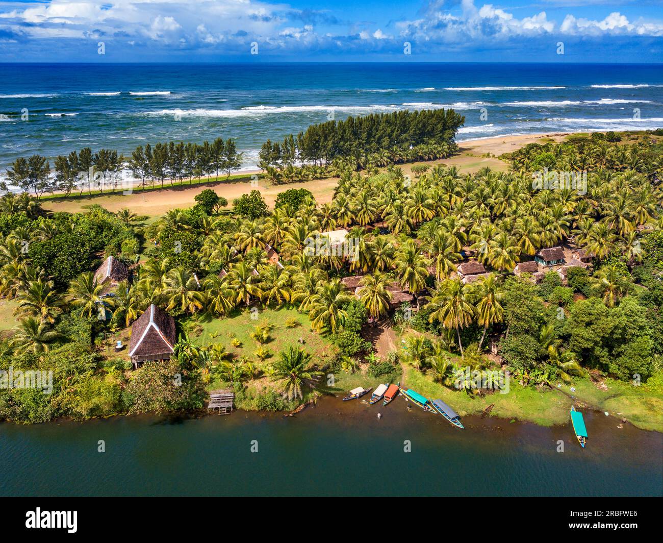 Luftaufnahme entlang des Pangalanes-Kanals, in der Nähe von Manakara, Madagaskar Island. Die ethnische Gruppe Antemoro lebt im Kanal Pangalanes. Der Pangalan Stockfoto