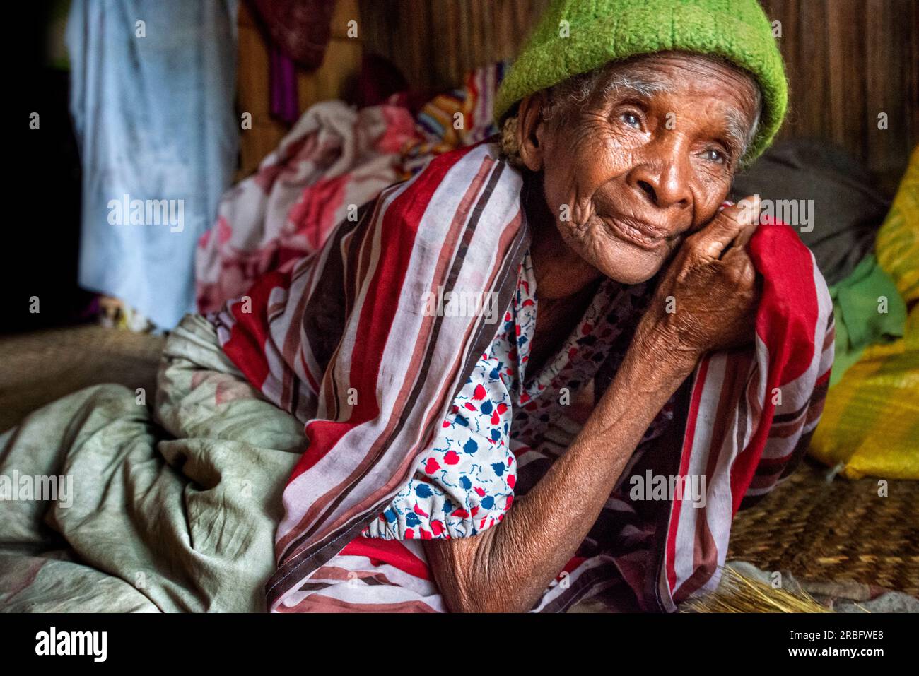 Alte Frau im Fischerdorf entlang des Pangalanes-Kanals, in der Nähe von Manakara, Madagaskar Island. Die Antemoro-Volksgruppe lebt in den Pangalanen C. Stockfoto