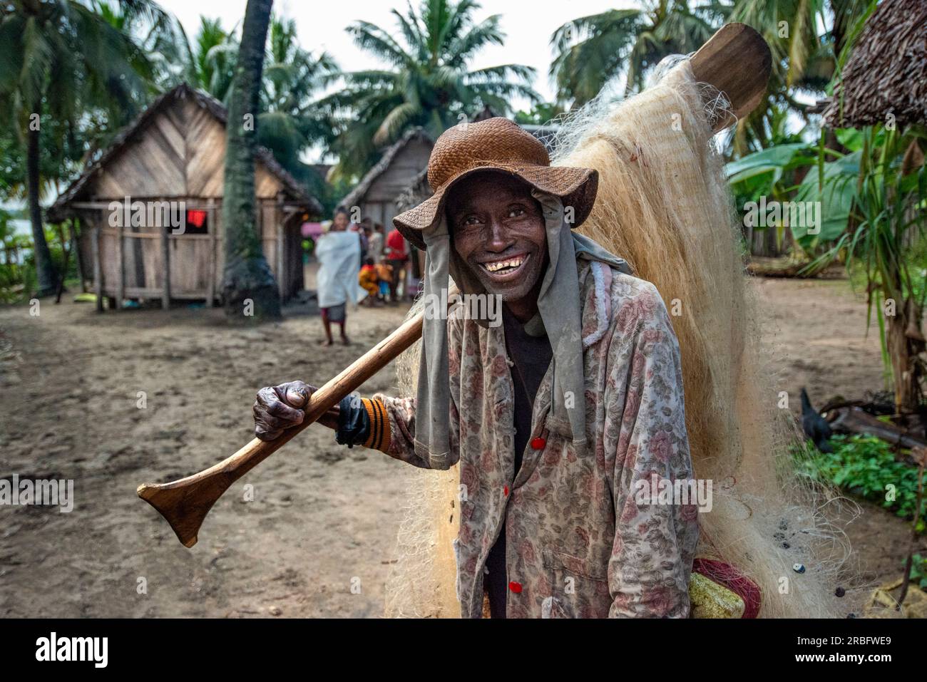 Fisher im Pangalanes Kanal, in der Nähe von Manakara, Madagaskar Insel. Die ethnische Gruppe Antemoro lebt im Kanal Pangalanes. Die Pangalanes Chann Stockfoto