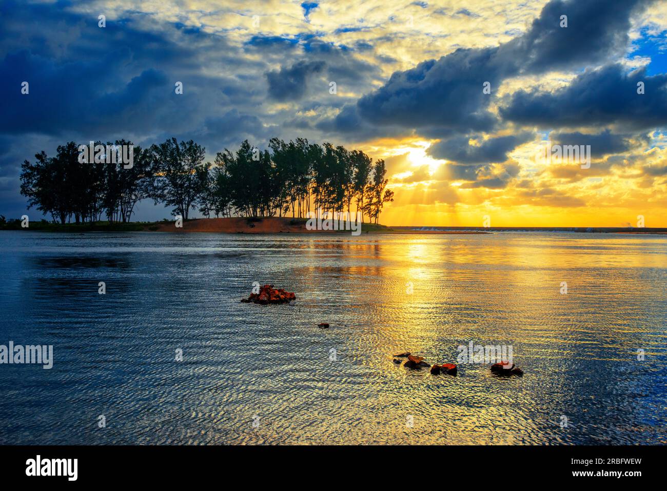 Ampilao Beach im Pangalanes Kanal, Manakara Stadt, Madagaskar Insel. Die ethnische Gruppe Antemoro lebt im Kanal Pangalanes. Die Pangalanes Ch Stockfoto