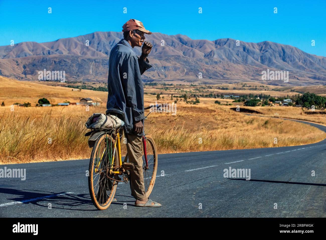 RN34 Straße zwischen Antsirabe und Mandoto durch Betafo und Andohanankivoka, Central Highlands, Vakinankaratra Region, Madagaskar, Afrika. Stockfoto