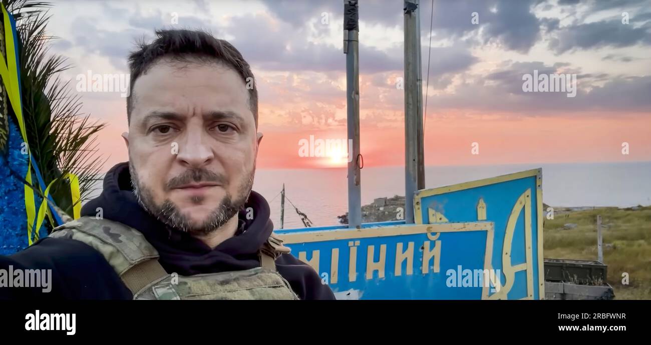 Der ukrainische Präsident Wolodymyr Zelensky stellt Blumen auf die Schlangeninsel, um dem 500. Tag der russischen Invasion und dem darauf folgenden Krieg mit der Ukraine zu gedenken. Am 24. Februar 2022 griffen zwei russische Kriegsschiffe an und nahmen Snake Island gefangen. Verteidigt vom ukrainischen Militär, gab die Ukraine am 30. Juni 2022 bekannt, dass sie russische Streitkräfte von der Insel vertrieben habe. Stockfoto