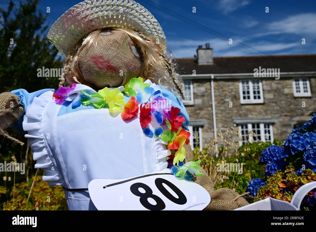 Vogelscheuchen, stithianer, Stadt, Gärten, Stroh, Hüte, Kleidung, Blumen, hausgemacht, Wettkampf, Jährlich, Lockvogel, Schaufensterpuppe, Mensch, Form, Konsistenz, humanoid, Stockfoto