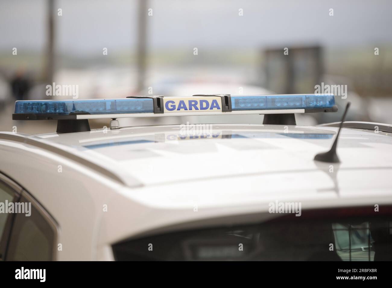 Garda-Schild und blaue Lichter an einem Garda-Auto. Stockfoto Garda-Schild und blaue Lichter an einem Garda-Auto. Stockfoto