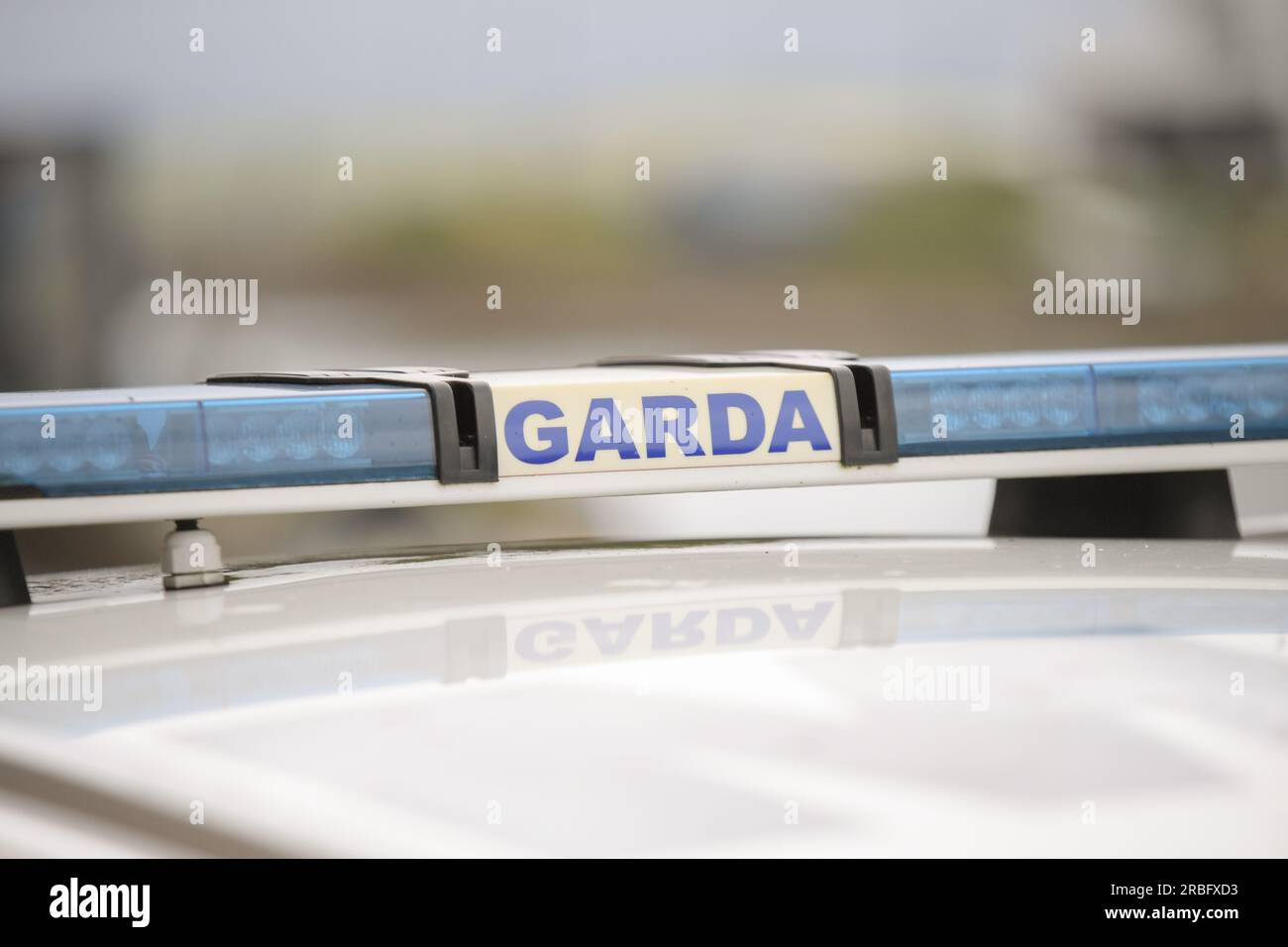 Garda-Schild und blaue Lichter an einem Garda-Auto. Stockfoto Garda-Schild und blaue Lichter an einem Garda-Auto. Stockfoto