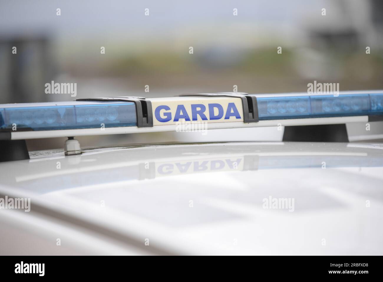 Garda-Schild und blaue Lichter an einem Garda-Auto. Stockfoto Garda-Schild und blaue Lichter an einem Garda-Auto. Stockfoto