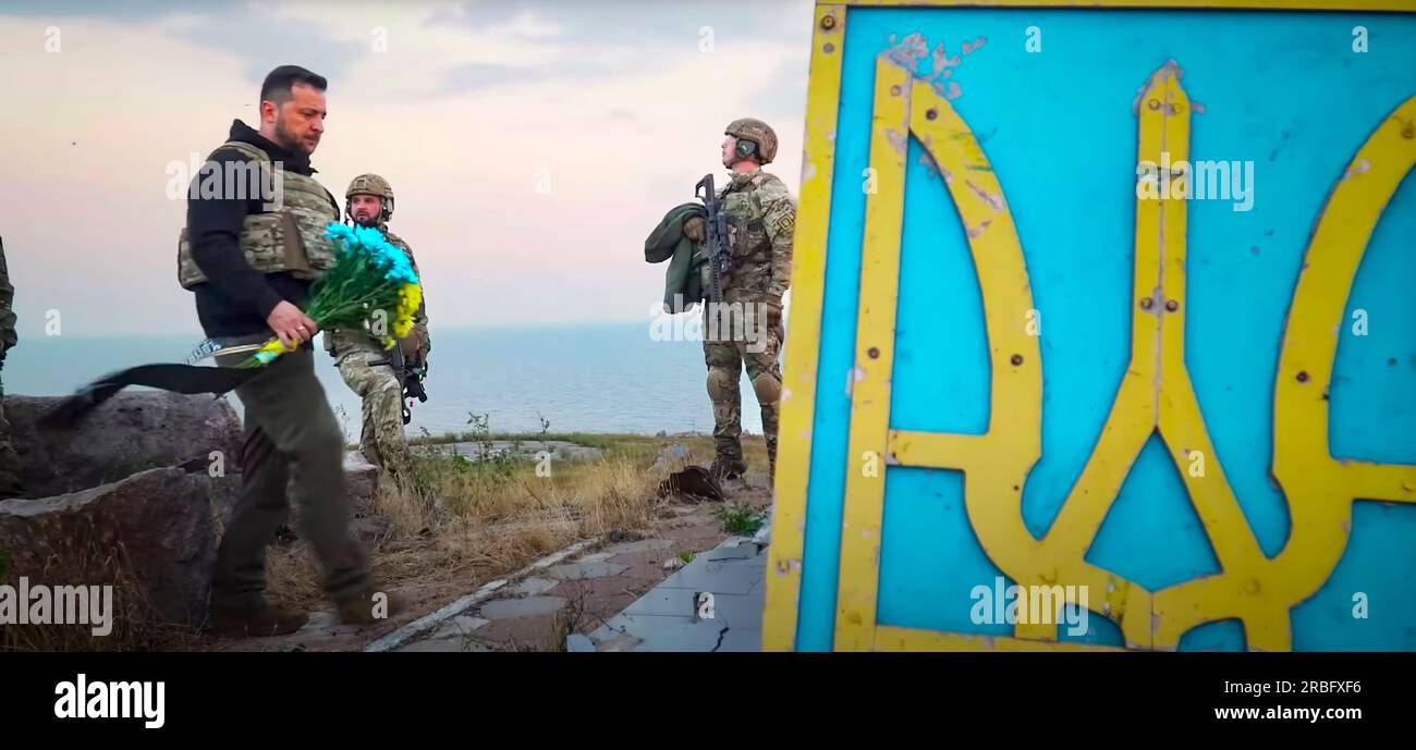 Der ukrainische Präsident Wolodymyr Zelensky stellt Blumen auf die Schlangeninsel, um dem 500. Tag der russischen Invasion und dem darauf folgenden Krieg mit der Ukraine zu gedenken. Am 24. Februar 2022 griffen zwei russische Kriegsschiffe an und nahmen Snake Island gefangen. Verteidigt vom ukrainischen Militär, gab die Ukraine am 30. Juni 2022 bekannt, dass sie russische Streitkräfte von der Insel vertrieben habe. Stockfoto
