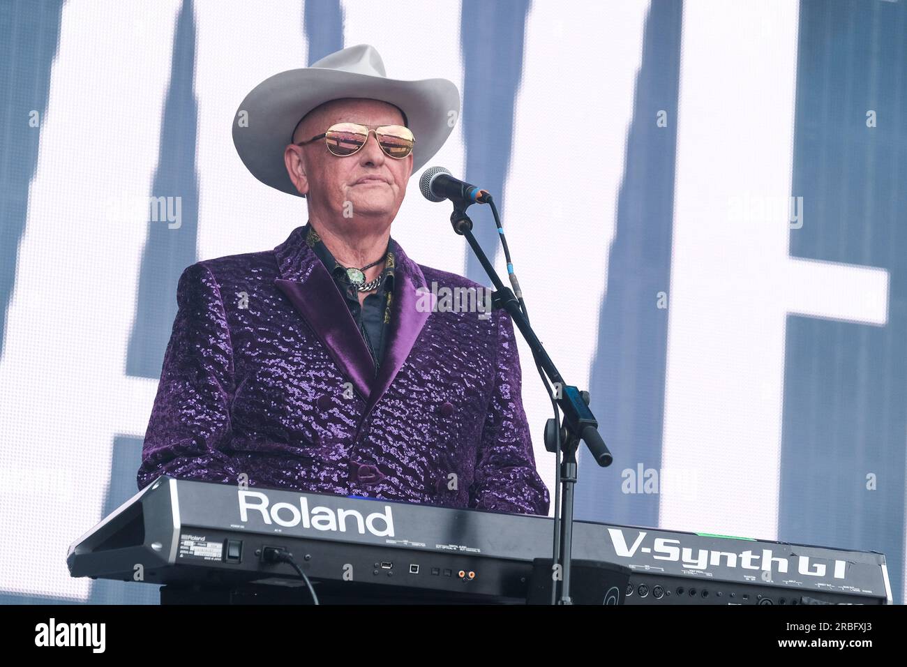 Martyn Ware, Keyboardspieler und Sänger mit der englischen New Wave Band Heaven 17, live auf der Bühne des Let's Rock Festivals in Southampton. Stockfoto