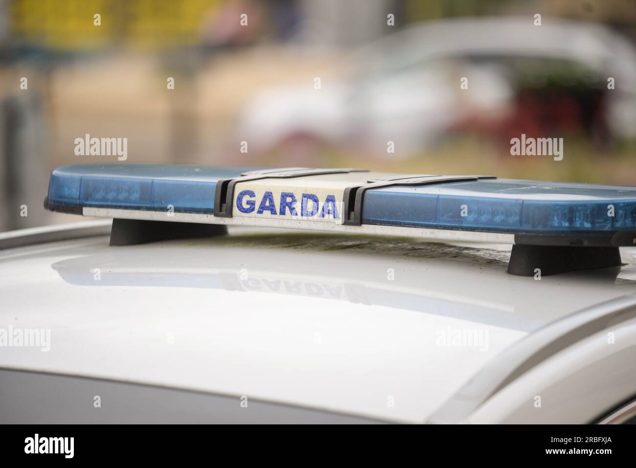 Garda-Schild und blaue Lichter an einem Garda-Auto. Stockfoto Garda-Schild und blaue Lichter an einem Garda-Auto. Stockfoto