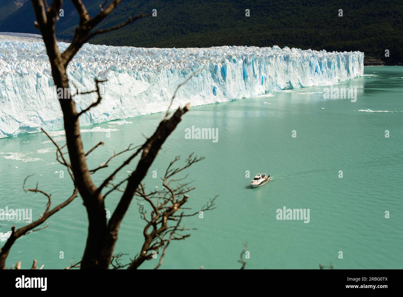 Ein Schiff mit Touristen an Deck, auf einer Tour in der Nähe des Perito-Moreno-Gletschers im Hintergrund Stockfoto