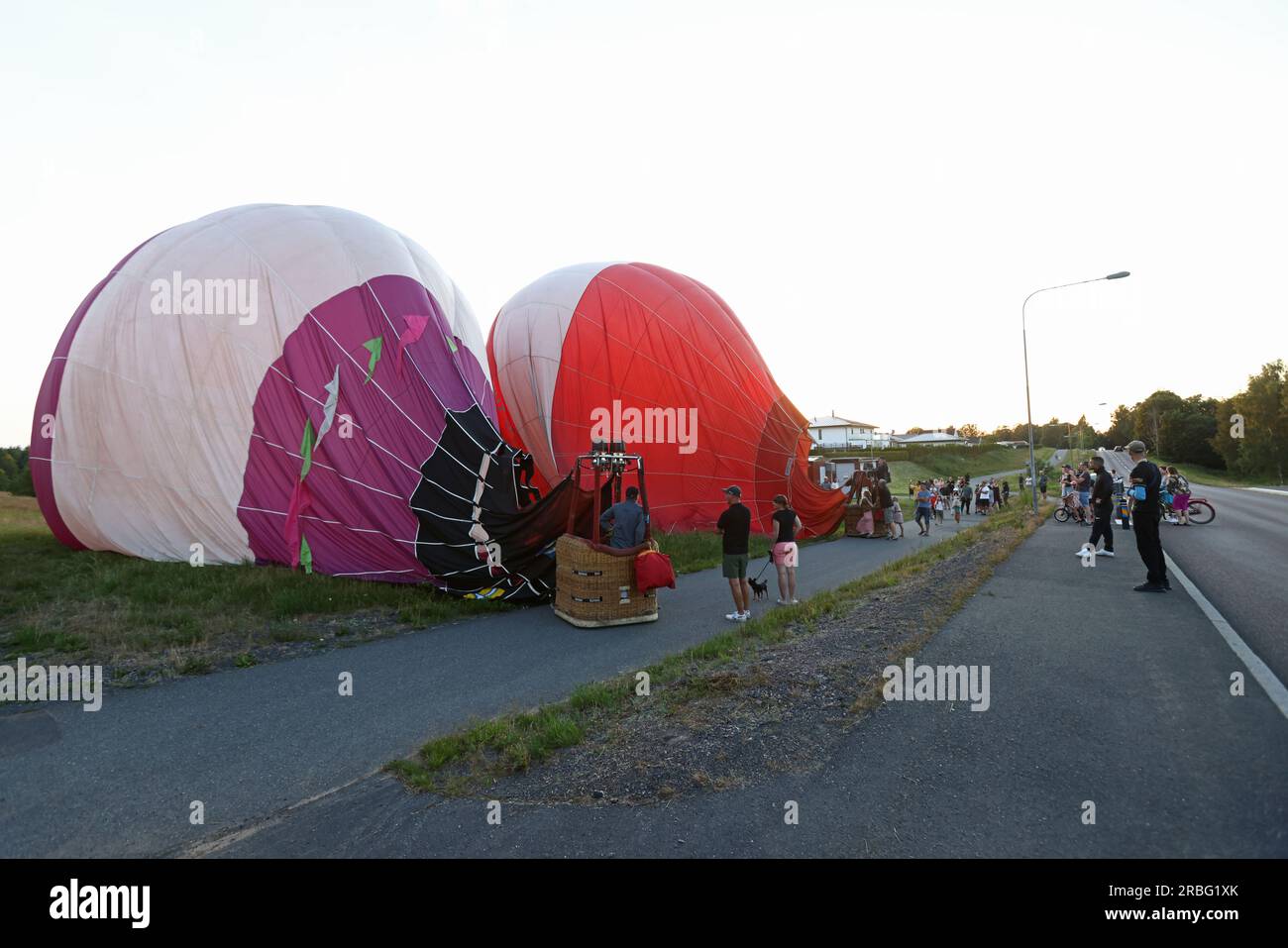 Jönköping, Schweden. 9., Juli 2023. Heißluftballons in Jönköping, Schweden, während des schwedischen Pokals, Andréedagarna, am Sonntagabend. Kredit: Jeppe Gustafsson/Alamy Live News Stockfoto