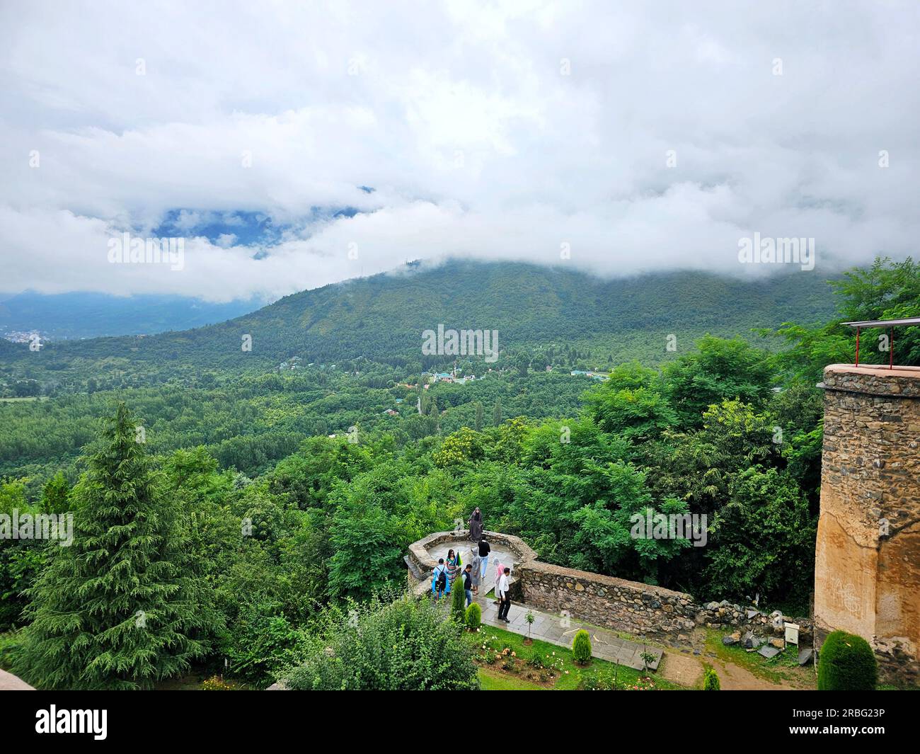 Nicht exklusiv: 8. Juli 2023 in Srinagar, Indien: Allgemeiner Blick auf den Garten von Pari Mahal, der Sommerhauptstadt des indisch verwalteten Kaschmir, Indien. K Stockfoto