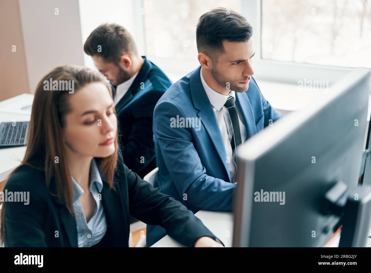 Geschäft Leute arbeiten am Computer an seinem Arbeitsplatz. Office Life Konzept Stockfoto
