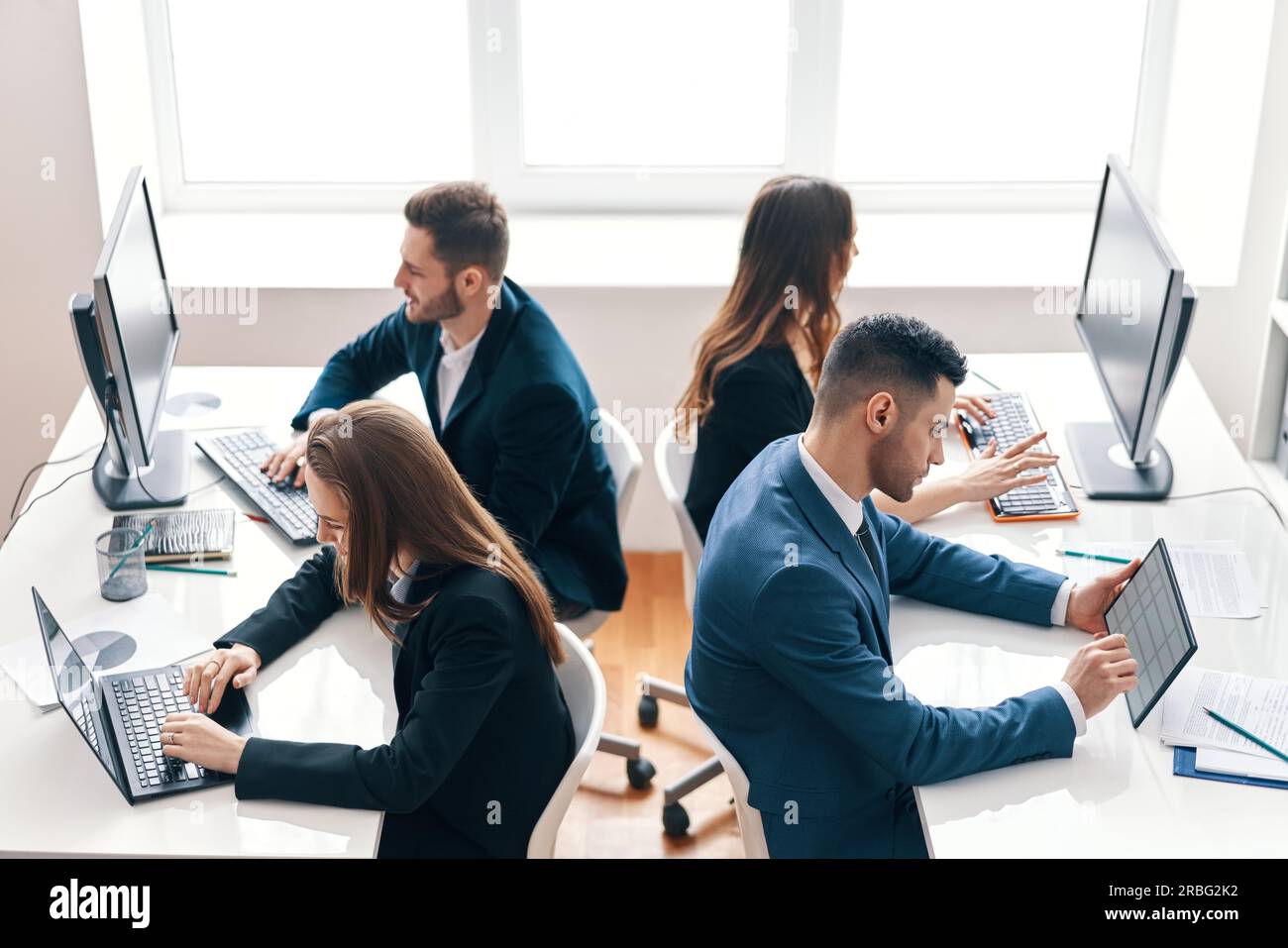 Blick von oben auf die Geschäftsleute Arbeiten am Computer im modernen Büro. Arbeit im Team Konzept Stockfoto