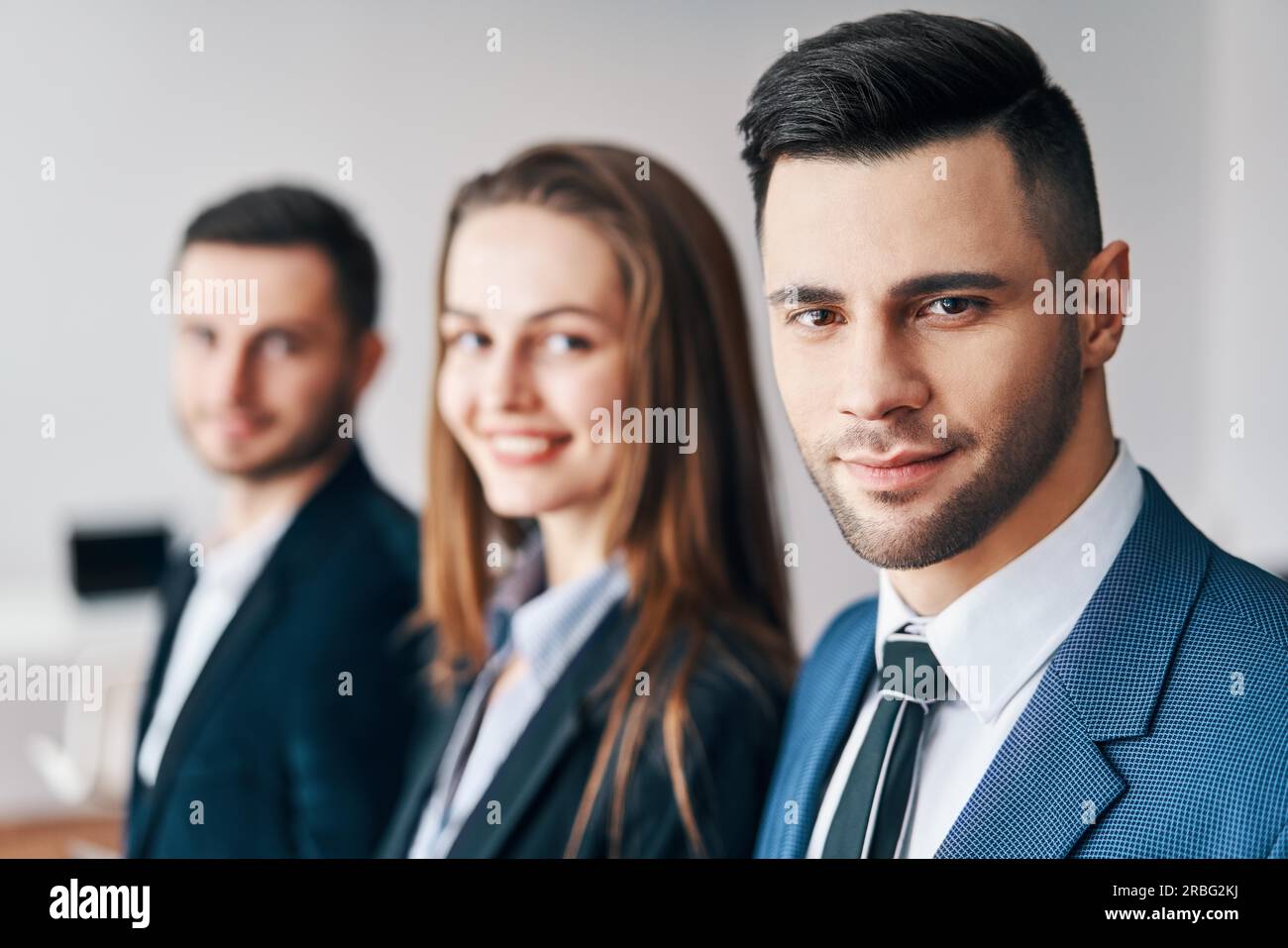 Porträt der Gruppe junger Geschäftsleute in einer Reihe im Büro. Erfolg team konzept Stockfoto