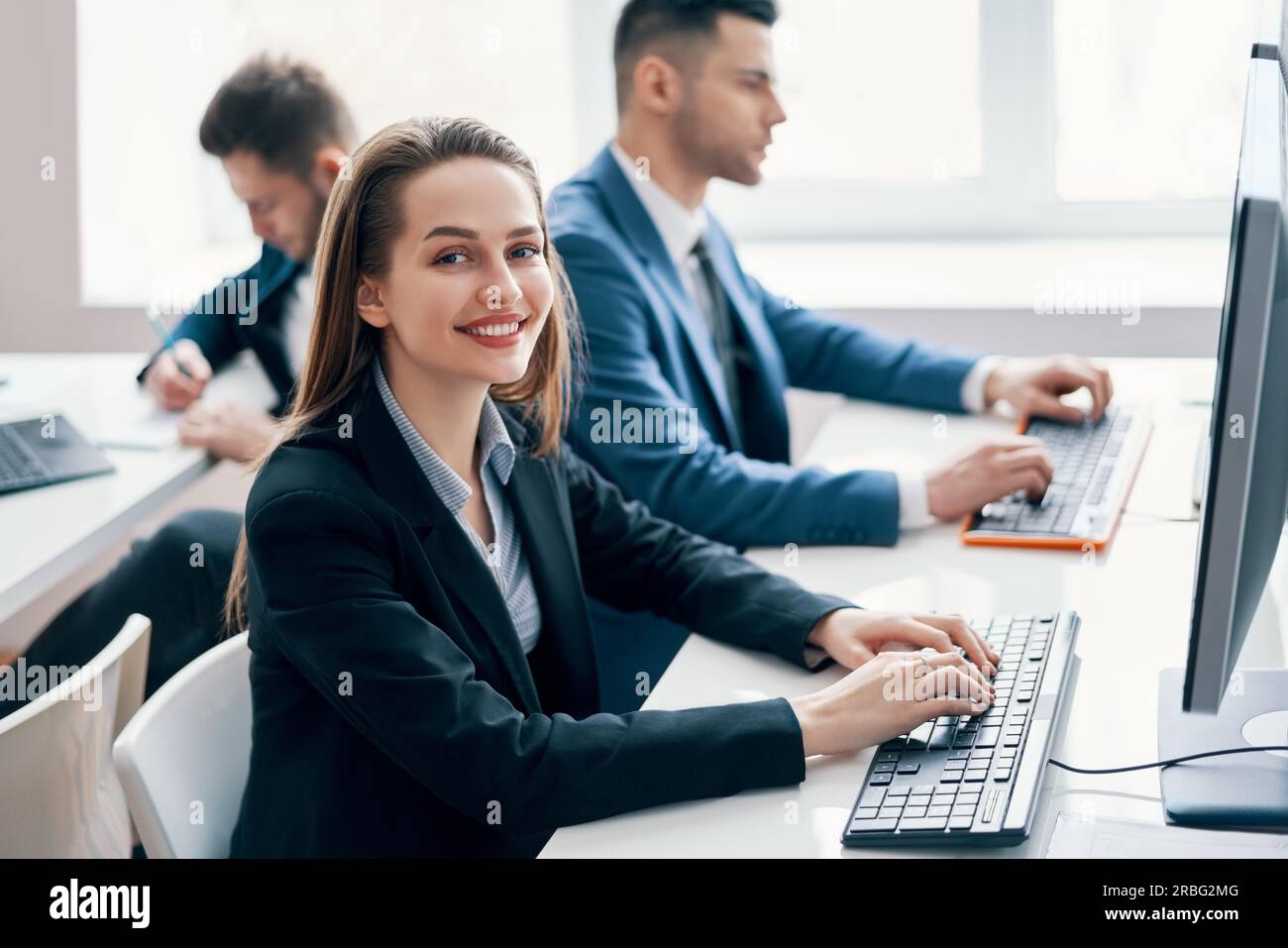 Geschäft Leute arbeiten am Computer an seinem Arbeitsplatz. Office Life Konzept Stockfoto