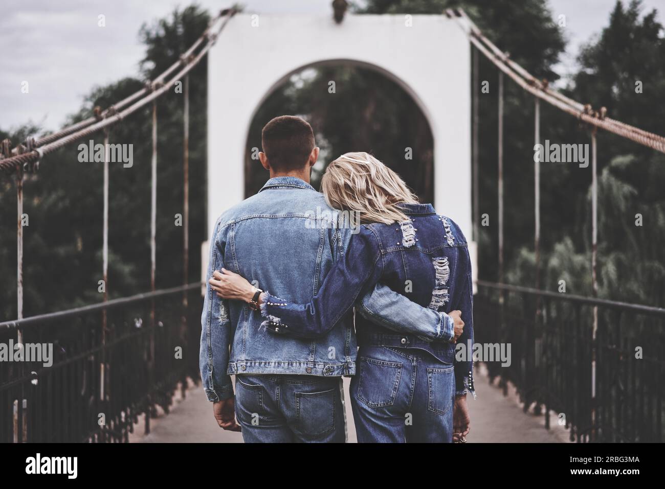 Von hinten umarmt Paar auf der Brücke und genießen Ruhe. instagram Filterwirkung Stockfoto