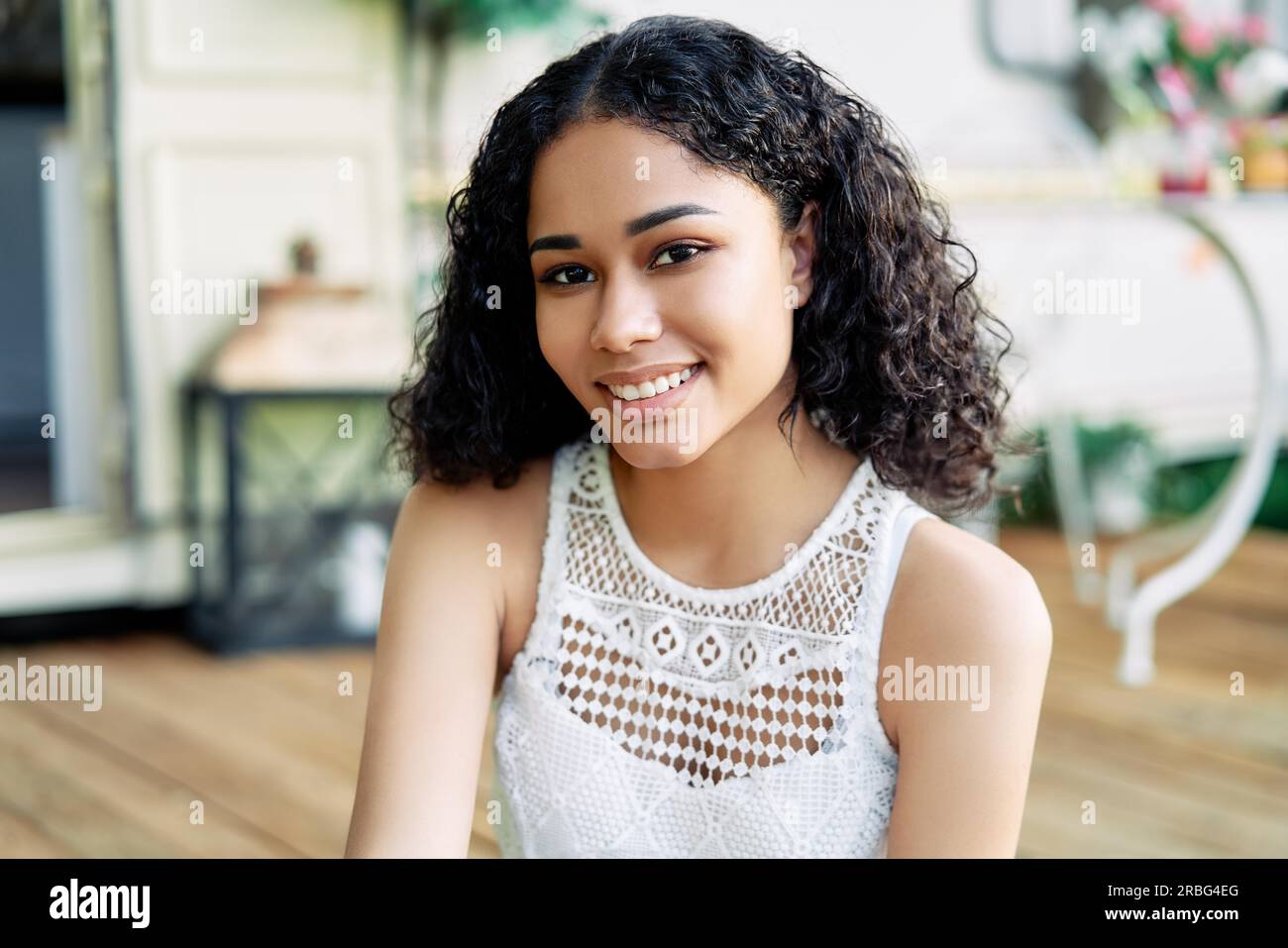 Porträt der jungen schönen afrikanischen amerikanischen weiblichen Modell Lächeln im Freien. Frau Schönheit Konzept Stockfoto