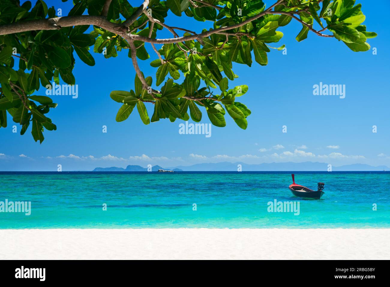 Tropische Insel mit Naturlandschaft. Urlaub, Reiseziel, Sommermeer-Konzept Stockfoto