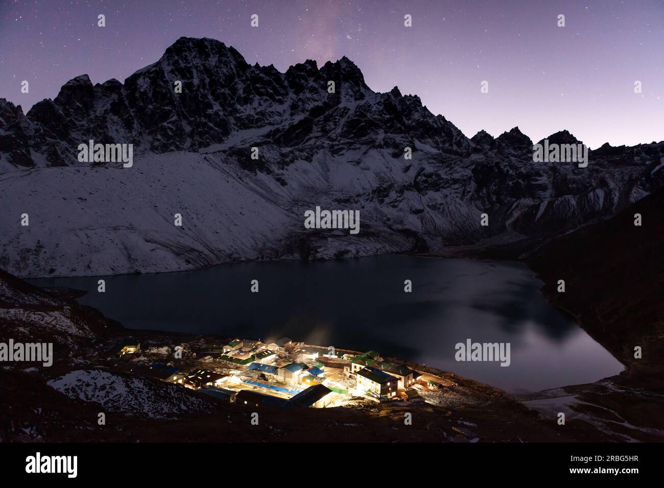 Gokyo See und Dorf bei Nacht. Nachtlandschaft im Himalaya bei der Everest Basecamp Trek. Stockfoto