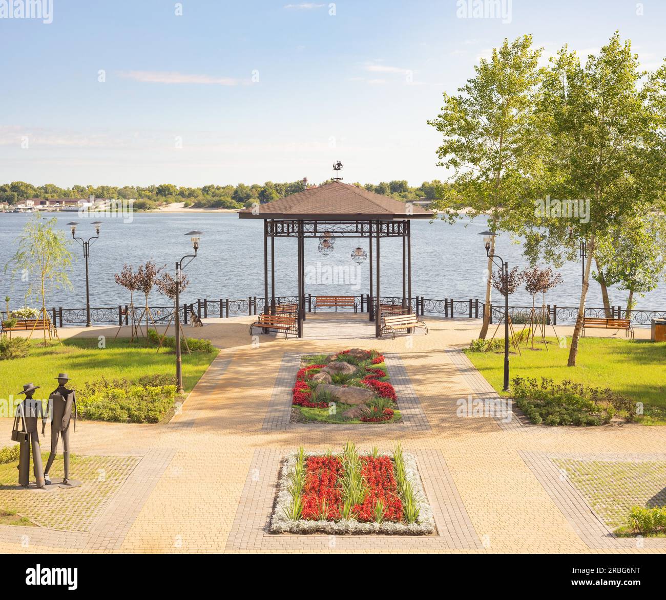 Kiew Ukraine, 22. August 2018, Pavillon mit Holzbänken, im Naltalka-Park von Kiew, Ukraine, in der Nähe des Dnieper-Flusses, während eines klaren Sommers Stockfoto