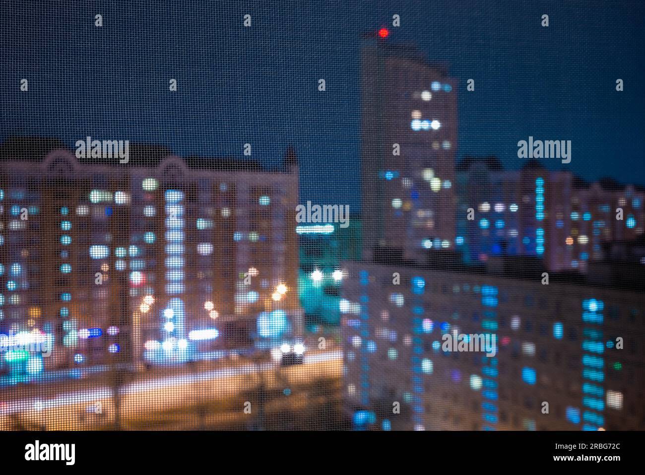 Fenster mit einem Moskitonetz Insekten und Wanzen zu verhindern, wie Fliegen, Mücken, Bienen oder Wespen in Stockfoto