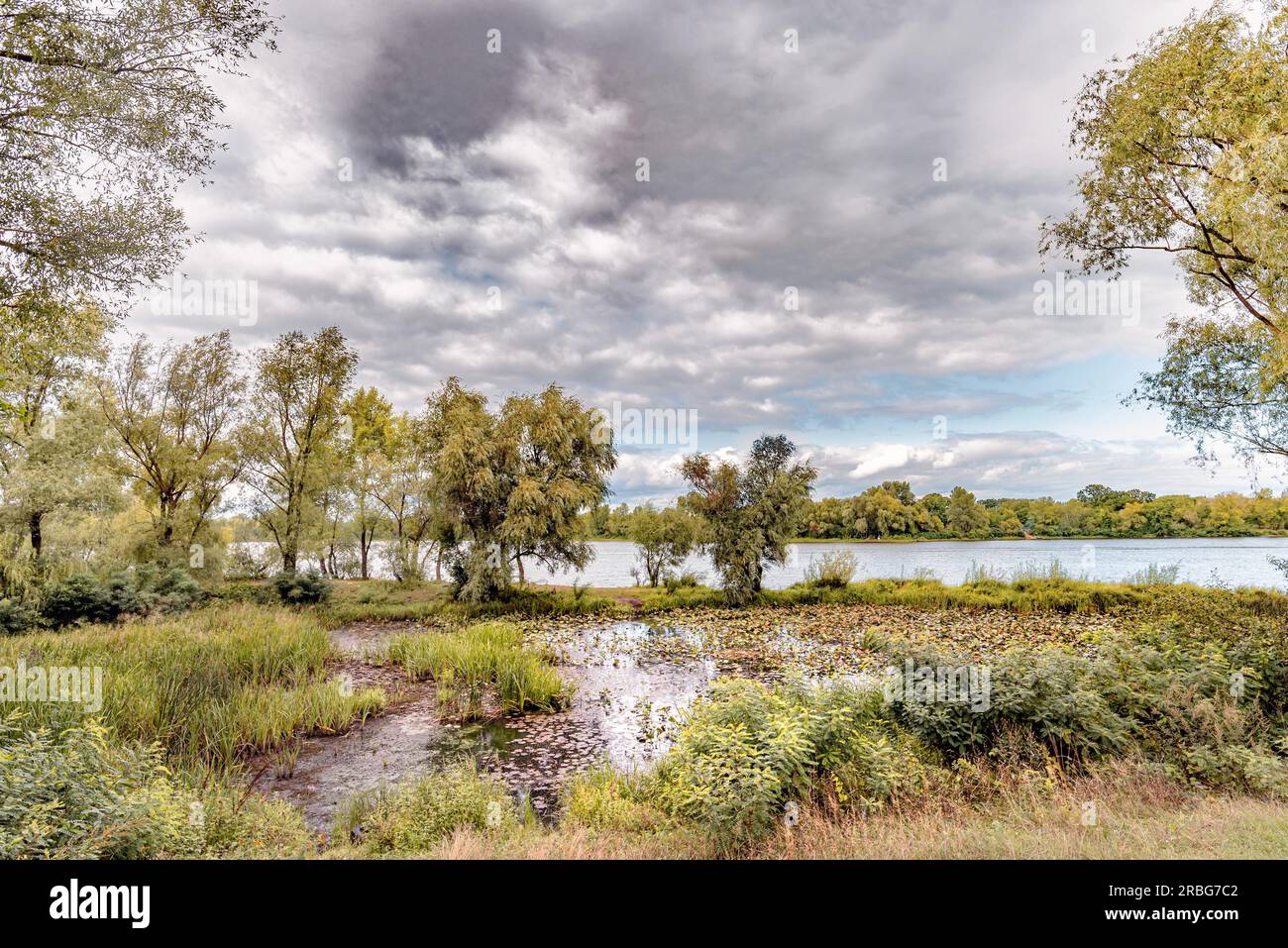 Schwere Wolken am Himmel über dem Fluss Dnepr, in Kiew, Ukraine, verkünden die eingehenden eines Sturms Stockfoto