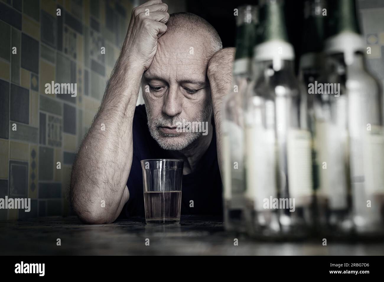 Ein verzweifelter Mann fällt in Depressionen und wird alkoholisch und unglücklich. Seine sucht führt ihn in einen Zustand der Einsamkeit und Armut. Er hat keine Stockfoto