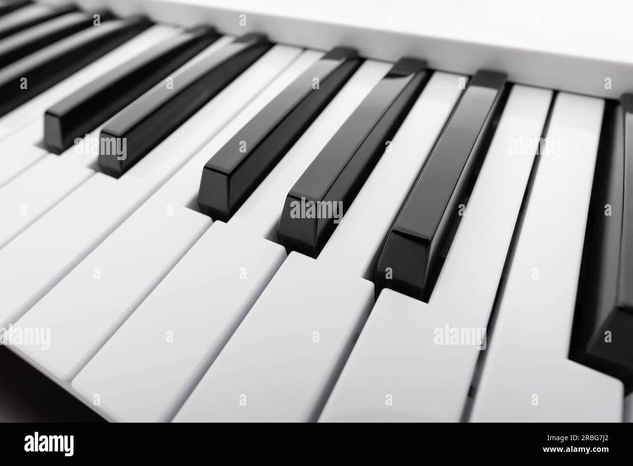 Nahaufnahme Detail auf den schwarzen und weißen Tasten auf einem Keyboard, mit Platz für Text kopieren Stockfoto