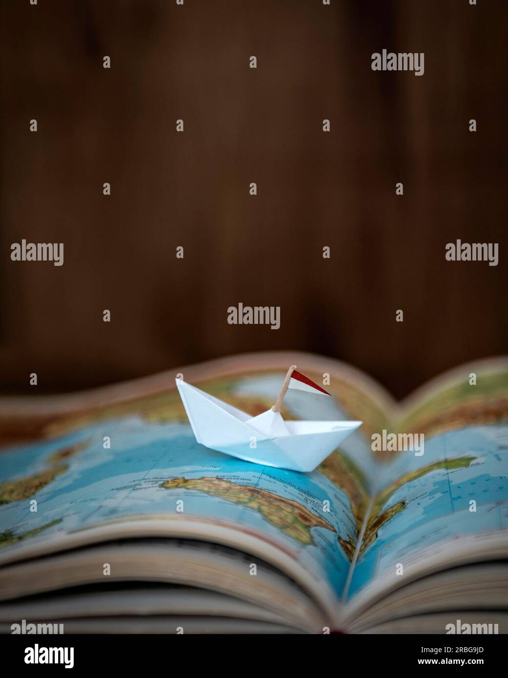Papierboot auf der Weltkarte Stockfoto