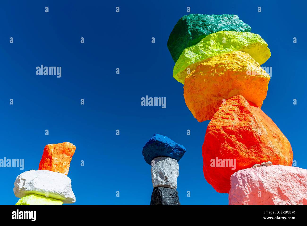 Die Skulptur der sieben magischen Berge verleiht der Wüste einen Farbtupfen In Der Nähe Von Las Vegas Stockfoto