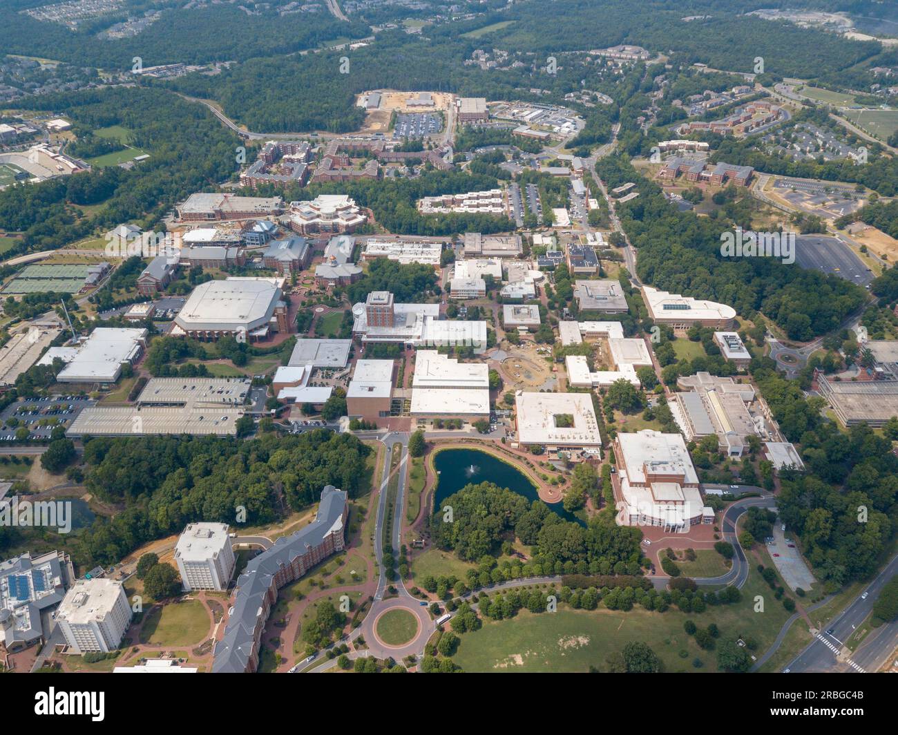 Unvergleichliche Aussicht auf die University of North Carolina in Charlotte. Das 1946 gegründete UNCC ist ein wachsender Campus mit über 29 000 Studenten Stockfoto