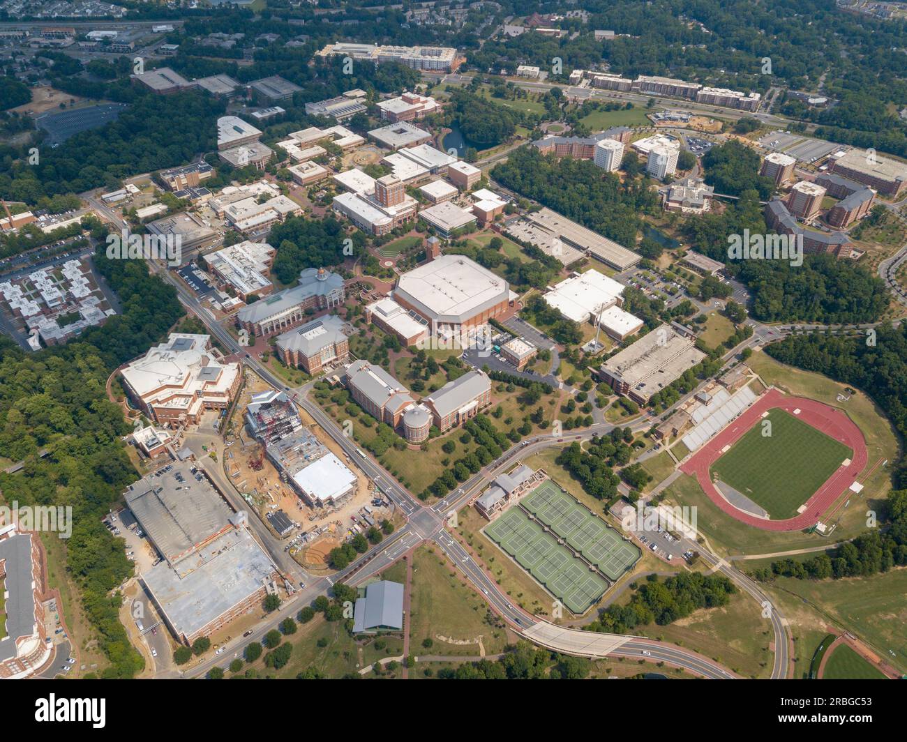 Unvergleichliche Aussicht auf die University of North Carolina in Charlotte. Das 1946 gegründete UNCC ist ein wachsender Campus mit über 29 000 Studenten Stockfoto