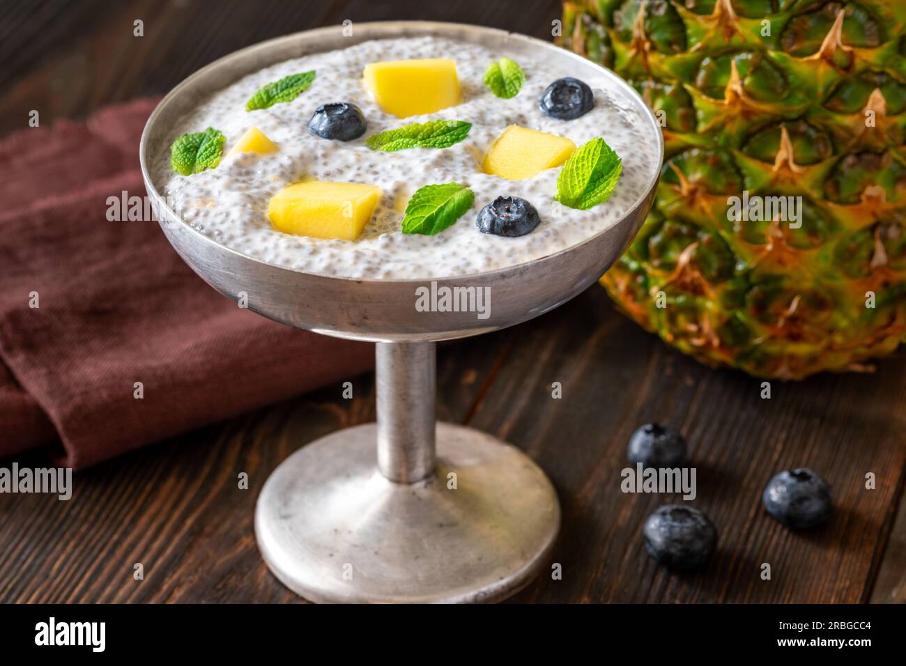 Schüssel Chia-Pudding mit frischen Mangowürfeln Stockfoto
